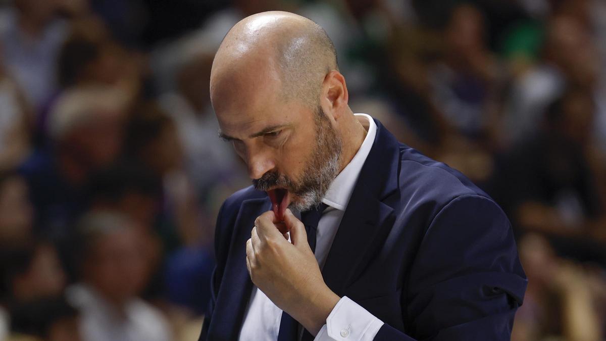 Joan Peñarroya, el técnico del Barça, pensativo durante el duelo contra el Unicaja en el pabellón Martín Carpena de Málaga. Joan Peñarroya, el técnico del Barça, pensativo durante el duelo contra el Unicaja en el pabellón Martín Carpena de Málaga.