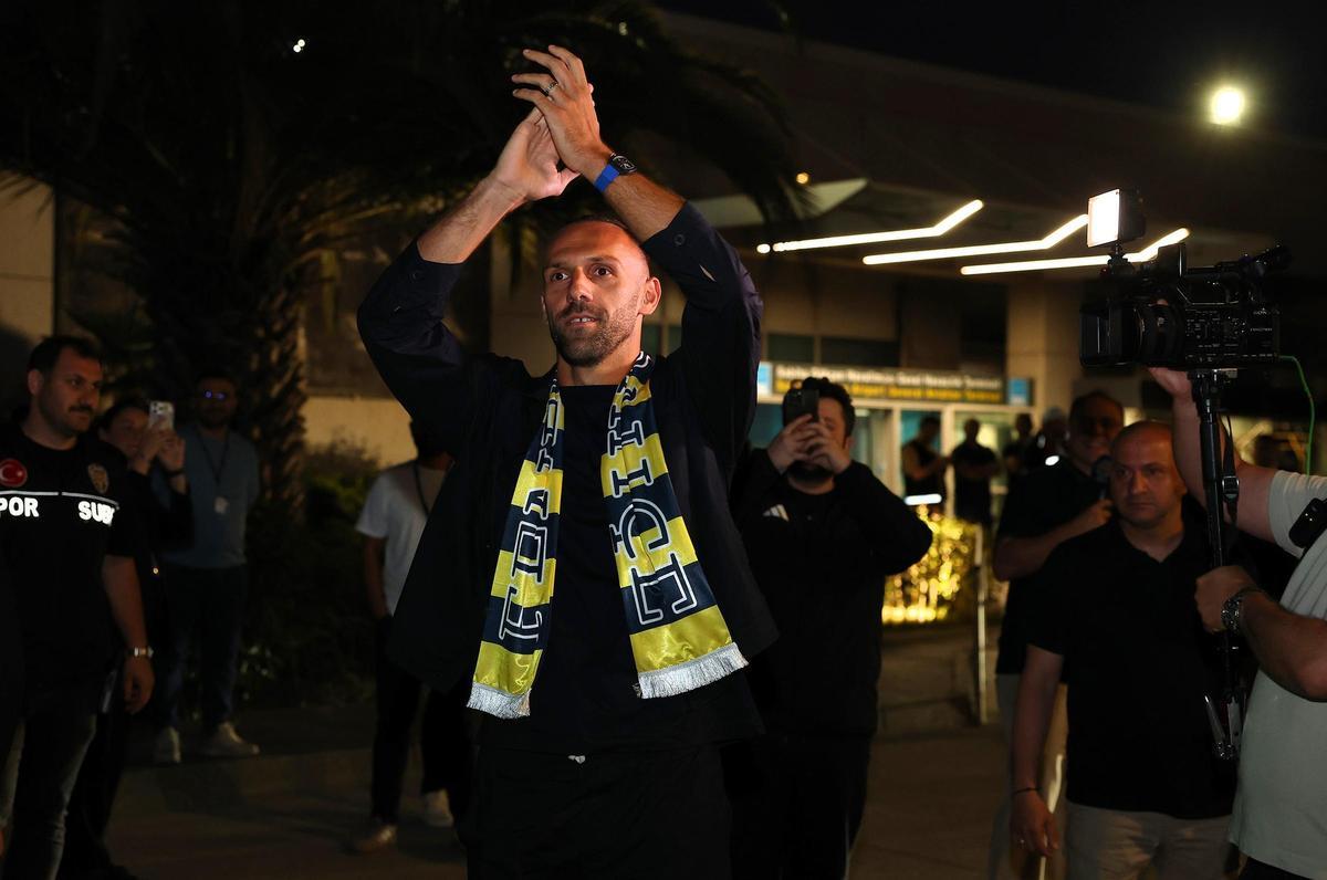 Muriqi, recibido en Estambul por cientos de aficionados del Fenerbahçe