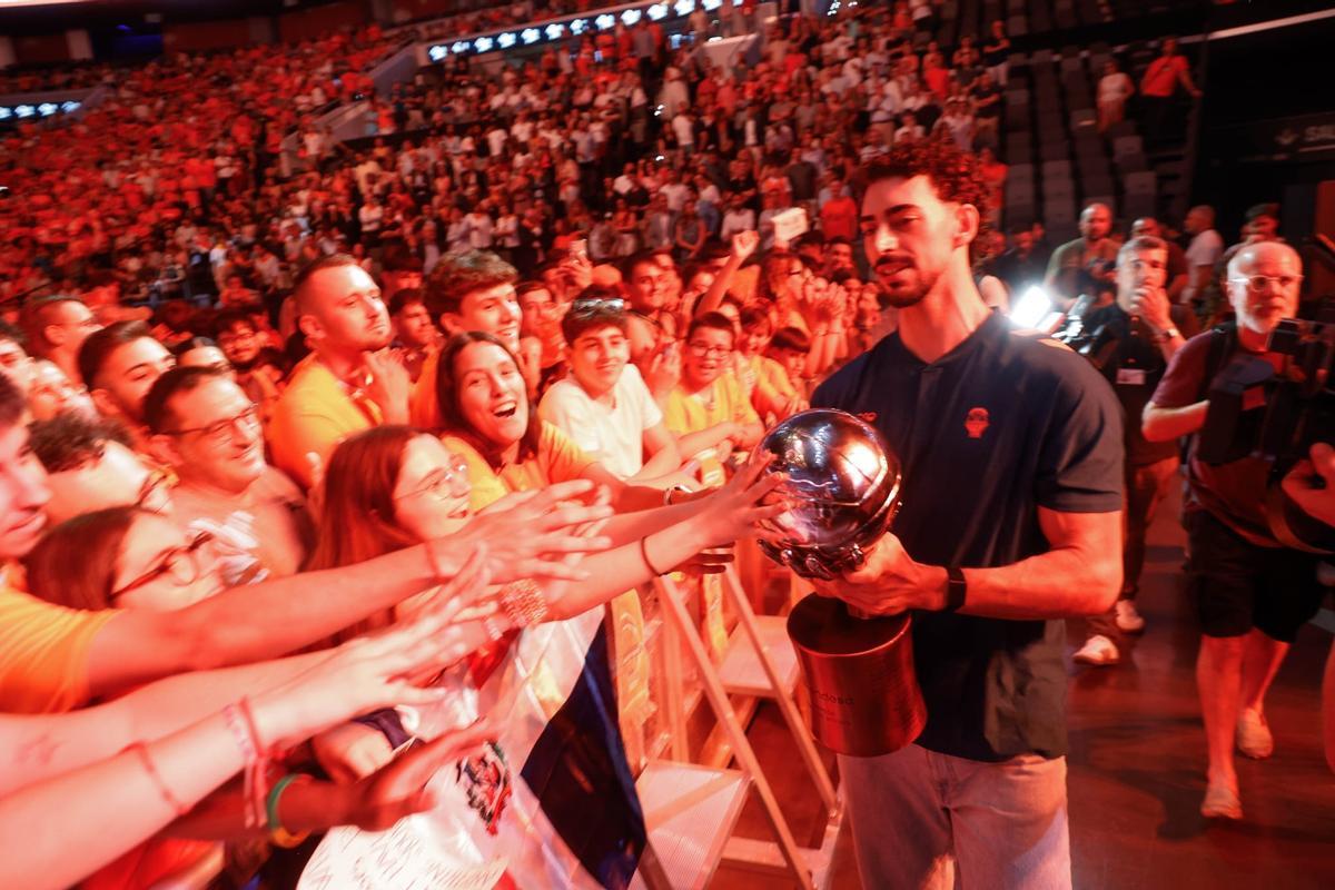 La celebración del Valencia Basket de la Liga Endesa en el Roig Arena, en imágenes