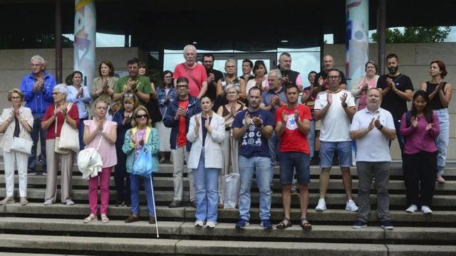 Los concentrados ante el consistorio de Bueu. | FDV