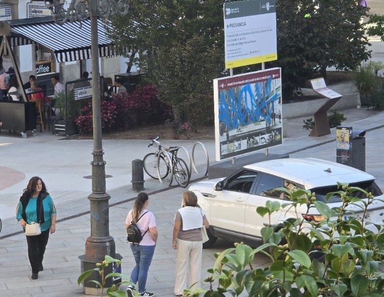 La circulación rodada no cesa en las zonas peatonales de Vilagarcía, ni siquiera con el control policial ejercido.