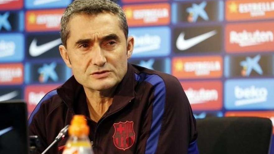 Ernesto Valverde, durante la rueda de prensa que ofreció ayer en la ciudad deportiva del Barça. // Efe