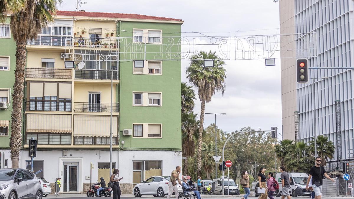 Luces de Hogueras instaladas en algunas calles de Alicante