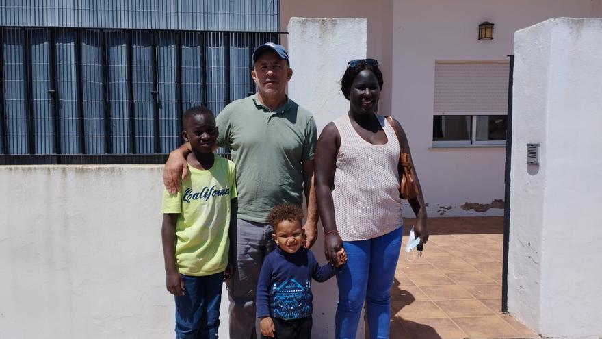 La llegada de una familia de Guinea Bisau evita el cierre de la escuela de Benissuera