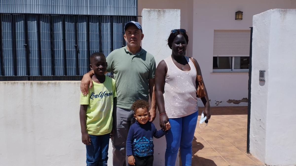 Rafael y María, junto a sus hijos Dominic y Mario.