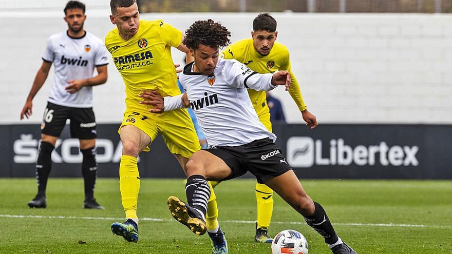 Koba Leïn controla la pelota durante el partido de ayer en el Antonio Puchades. | VALENCIA CF