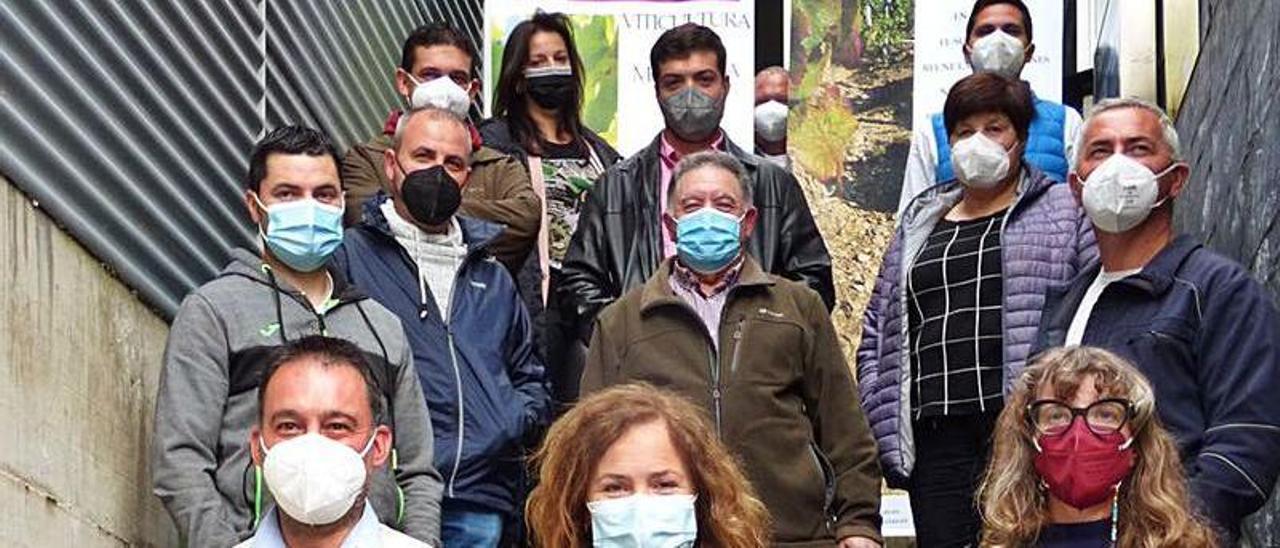 En primera fila, José María Martínez, Begoña López y Andrea González, acompañados por el resto de componentes del pleno del consejo regulador, ayer, tras la elección.