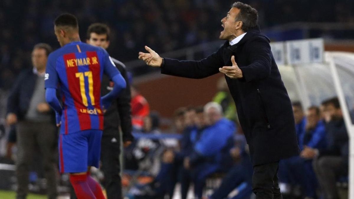 Luis Enrique da instrucciones junto a Neymar en Anoeta.