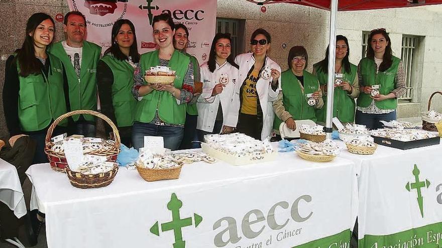 Los voluntarios vendieron galletas en la calle Paseo. // Iñaki Osorio