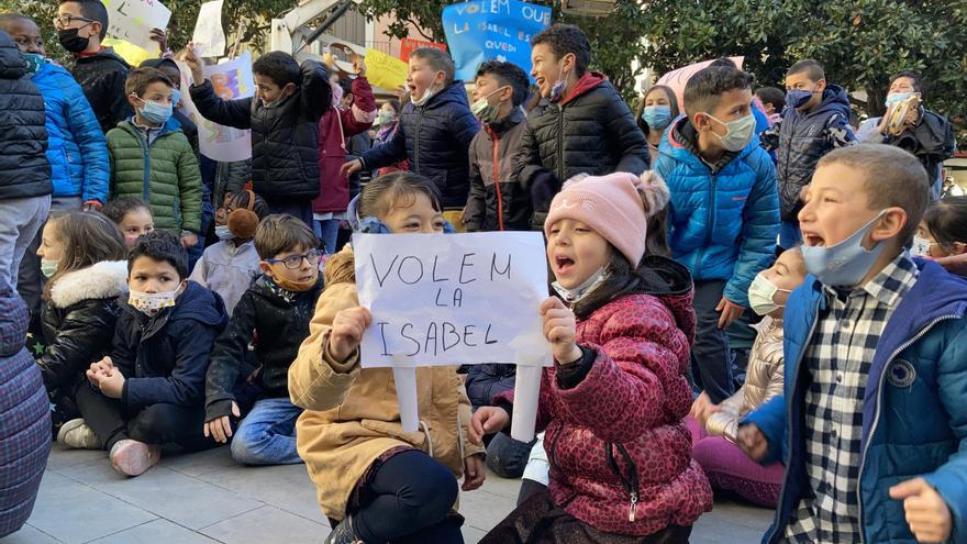 Protesta de l&#039;Escola Anicet de Pagès davant l&#039;Ajuntament de Figueres en defensa de la seva conserge