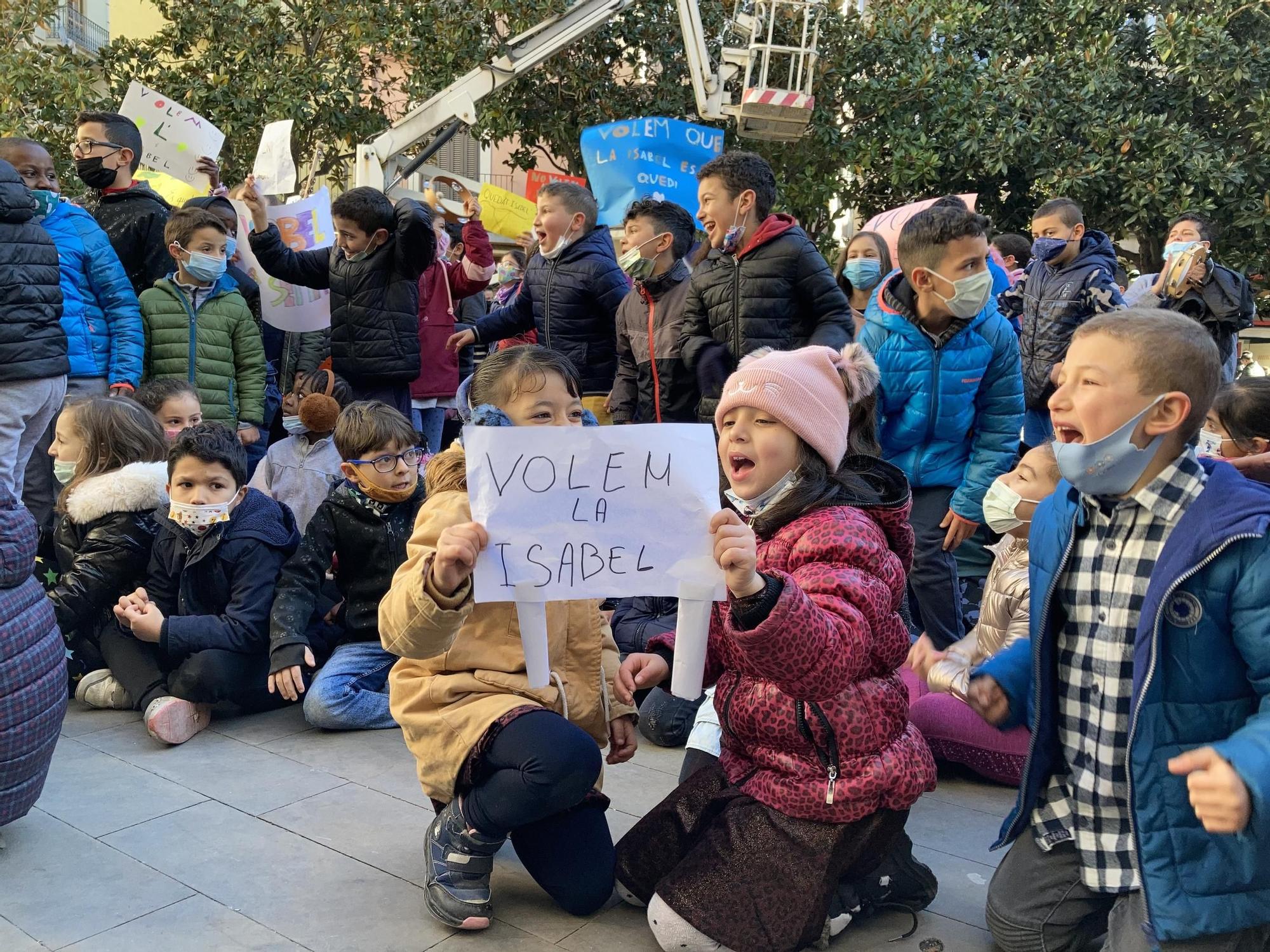 Protesta de l'Escola Anicet de Pagès davant l'Ajuntament de Figueres en defensa de la seva conserge