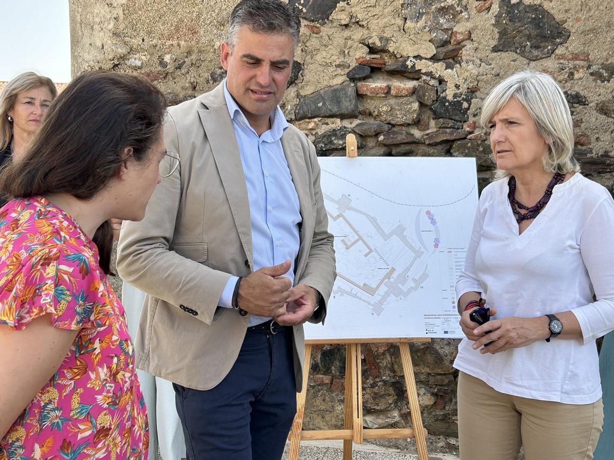 Visita de la consejera y la directora general de Patrimonio  a Montemolín, en la que también estaba su alcalde de entonces, Elías Megías.