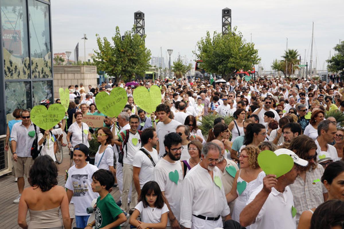 La marxa pel clima ha reunit multitud de persones a Barcelona. El blanc ha estat la indumentària triada.