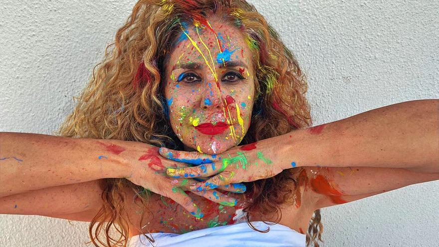 La pintora ibicenca Marta Torres celebra sus 30 años de carrera con el libro ‘Materias’
