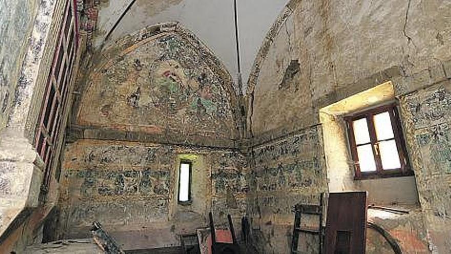 Arriba, Antonio López, párroco de Campomanes, delante del santuario de Nuestra Señora de Bendueños. Abajo, la sacristía del templo, en la que se aprecia el deterioro de las pinturas, casi borradas, así como las humedades.