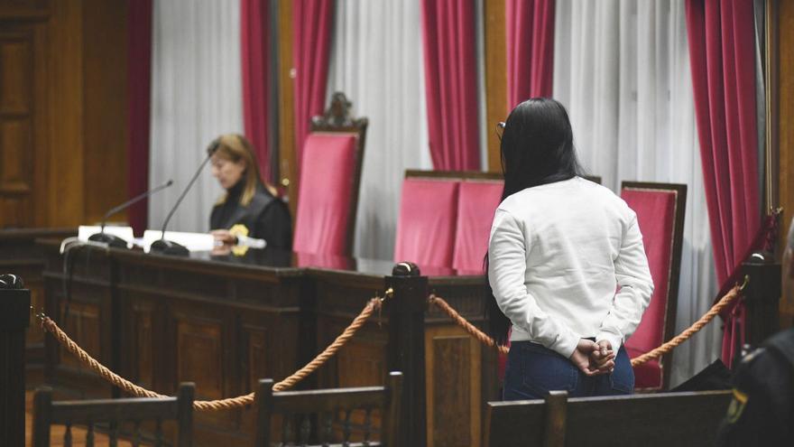 La acusada en el banquillo de la Audiencia Provincial, ayer. |  Iñaki Osorio