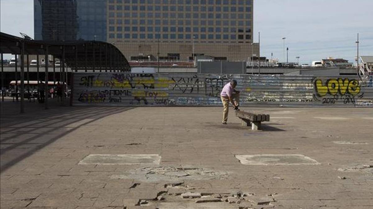 Aspecto de la plaza de los Països Catalans antes de empezar los trabajos.