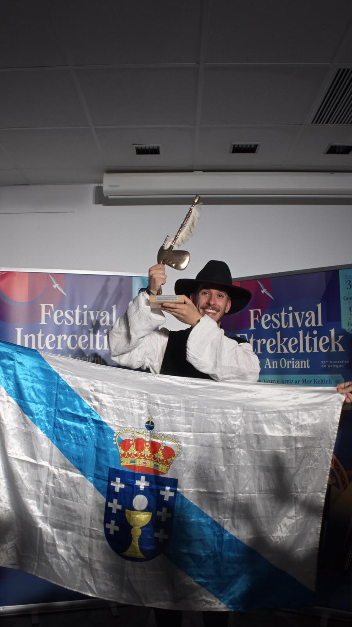 O galego Manu Seoane erguendo o trofeo tras a súa participación no certame en Lorient.
