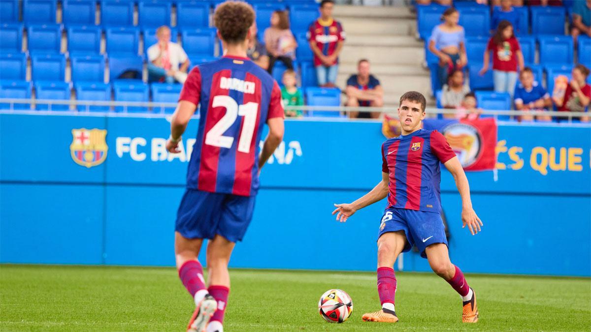 Pau Cubarsí, junto a Noah Darvich en un partido del Barça Atlètic