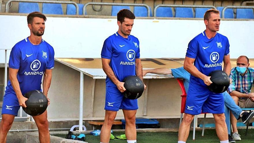 Jugadors del Figueres fent exercicis a Vilatenim durant un entrenament d&#039;aquesta pretemporada.