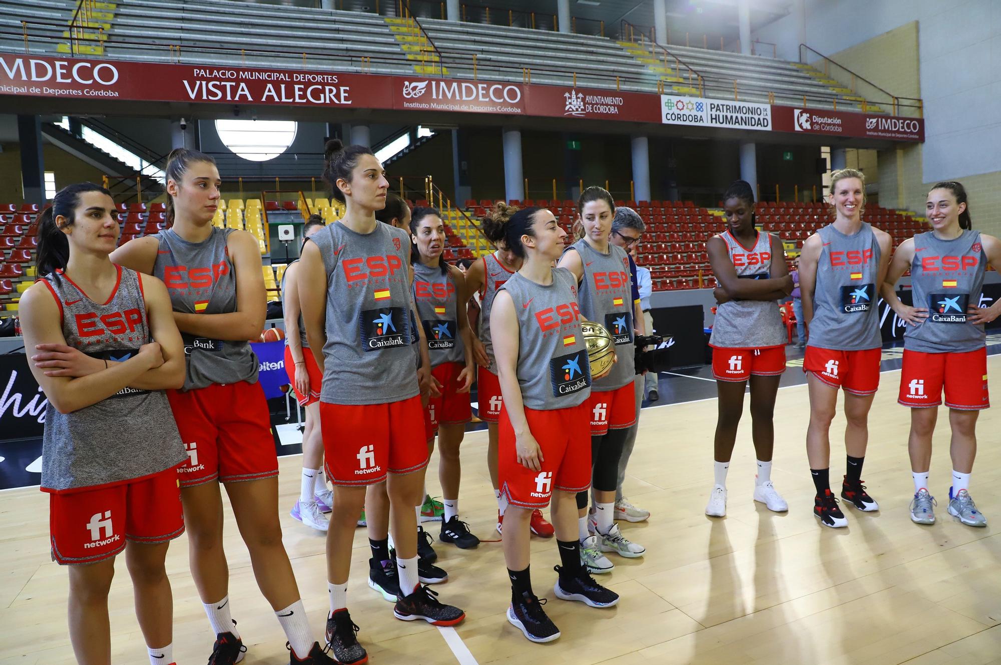 La selección española femenina de baloncesto con el alcalde de Córdoba, en imágenes