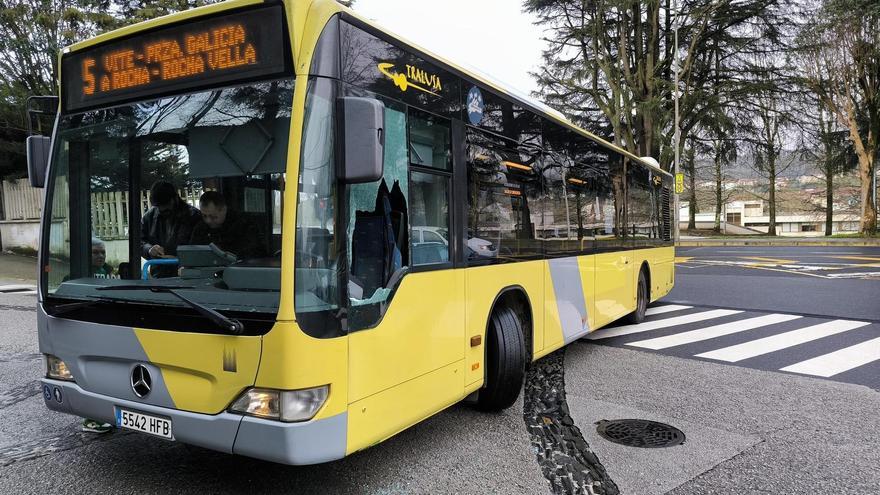 Rompe a puñetazos la ventanilla de un bus urbano de Santiago e intenta agredir al conductor
