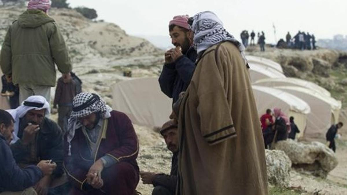 Varios beduinos descansan junto a sus tiendas levantadas en la zona E1, en Cisjordania, este viernes.