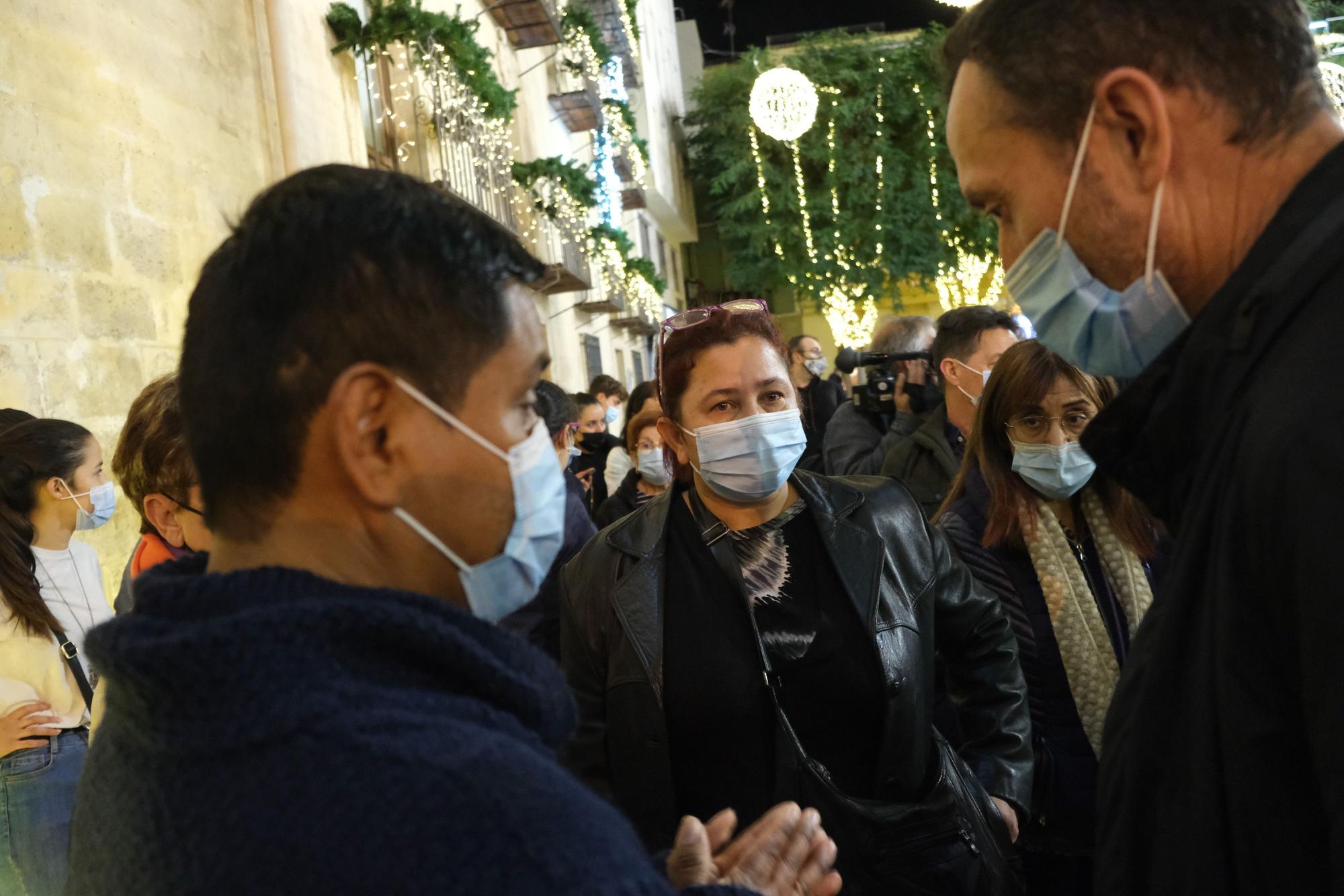 Concentración de repulsa por el asesinato de Yolanda en Elche. Familiares de la joven acudieron al emotivo acto en la Plaza de Baix