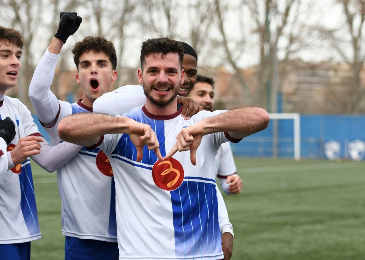 Escolar celebra el primer gol del partido contra el Tudelano.