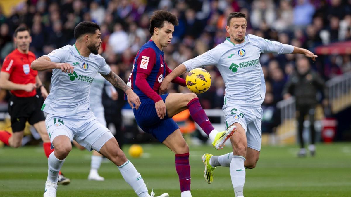 Joao Félix entre dos jugadores del Getafe