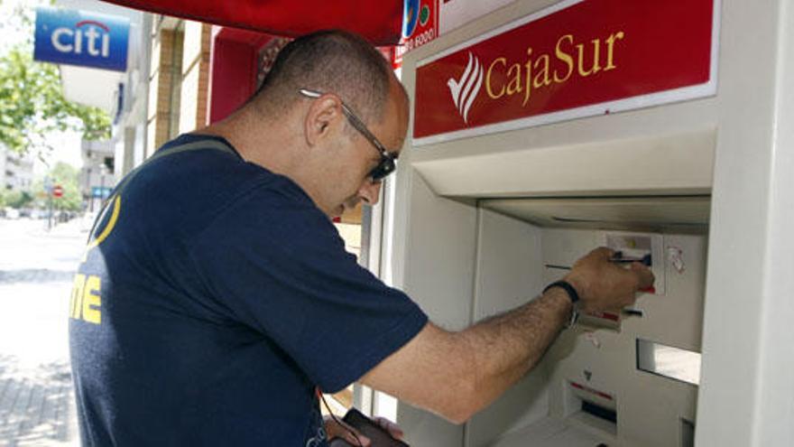 Setenta bancos no han pagado la tasa municipal de los cajeros automáticos