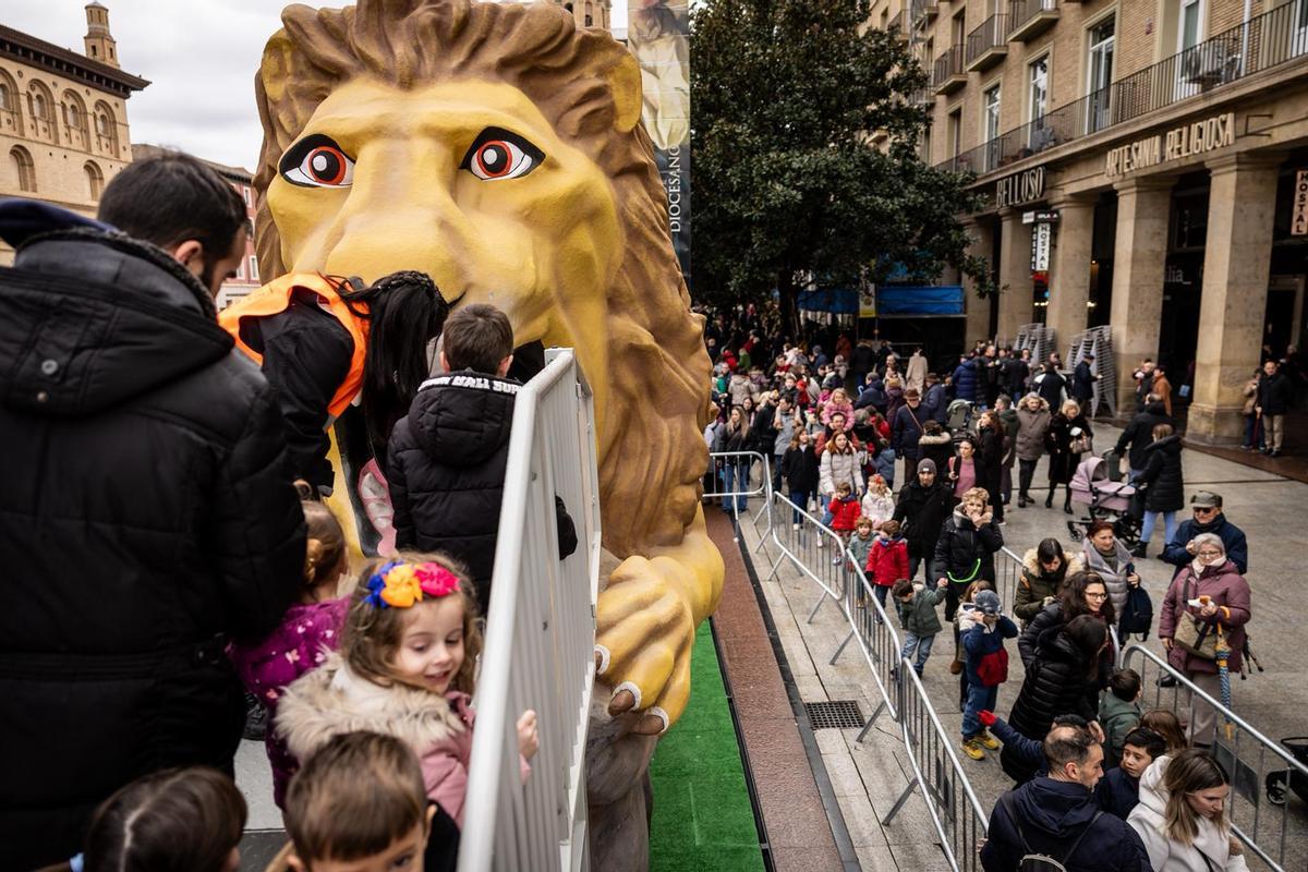 Los más pequeños se deslizan por el León Garganchón.