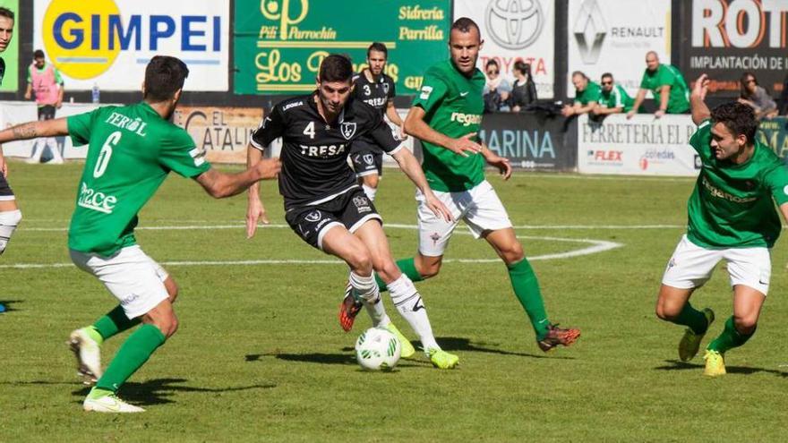 Un avance de Mendi rodeado de rivales en el Lealtad-Racing de Ferrol.