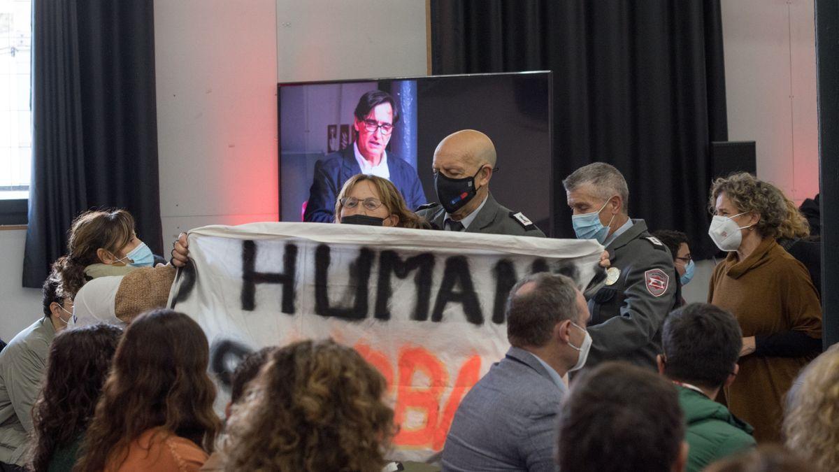 Una vecina del edificio Don Pepe ha desplegado una pancarta durante la última sesión del Congreso del PSIB.