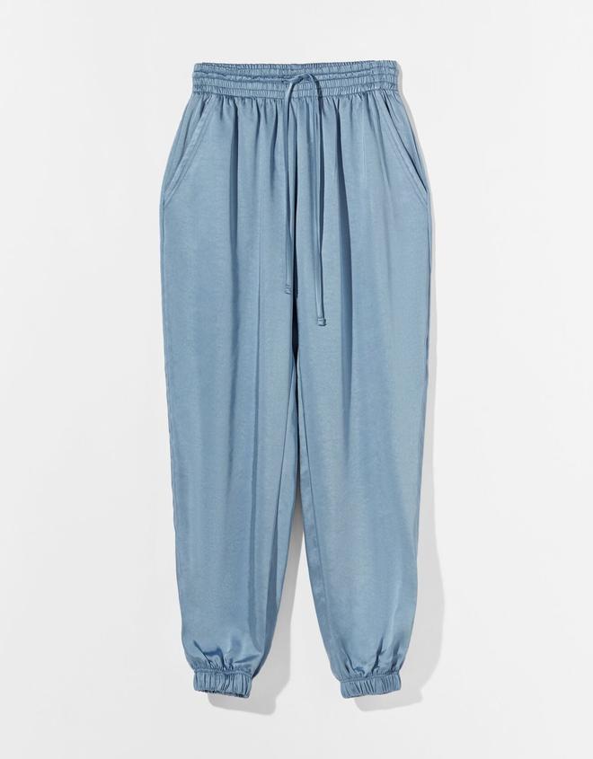 Pantalón jogger satinado fluido, de Bershka (22,99 euros)