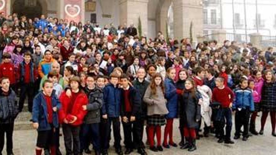 La alcaldesa de Cáceres recuerda a los niños el valor de la Constitución y les anima a la reflexión