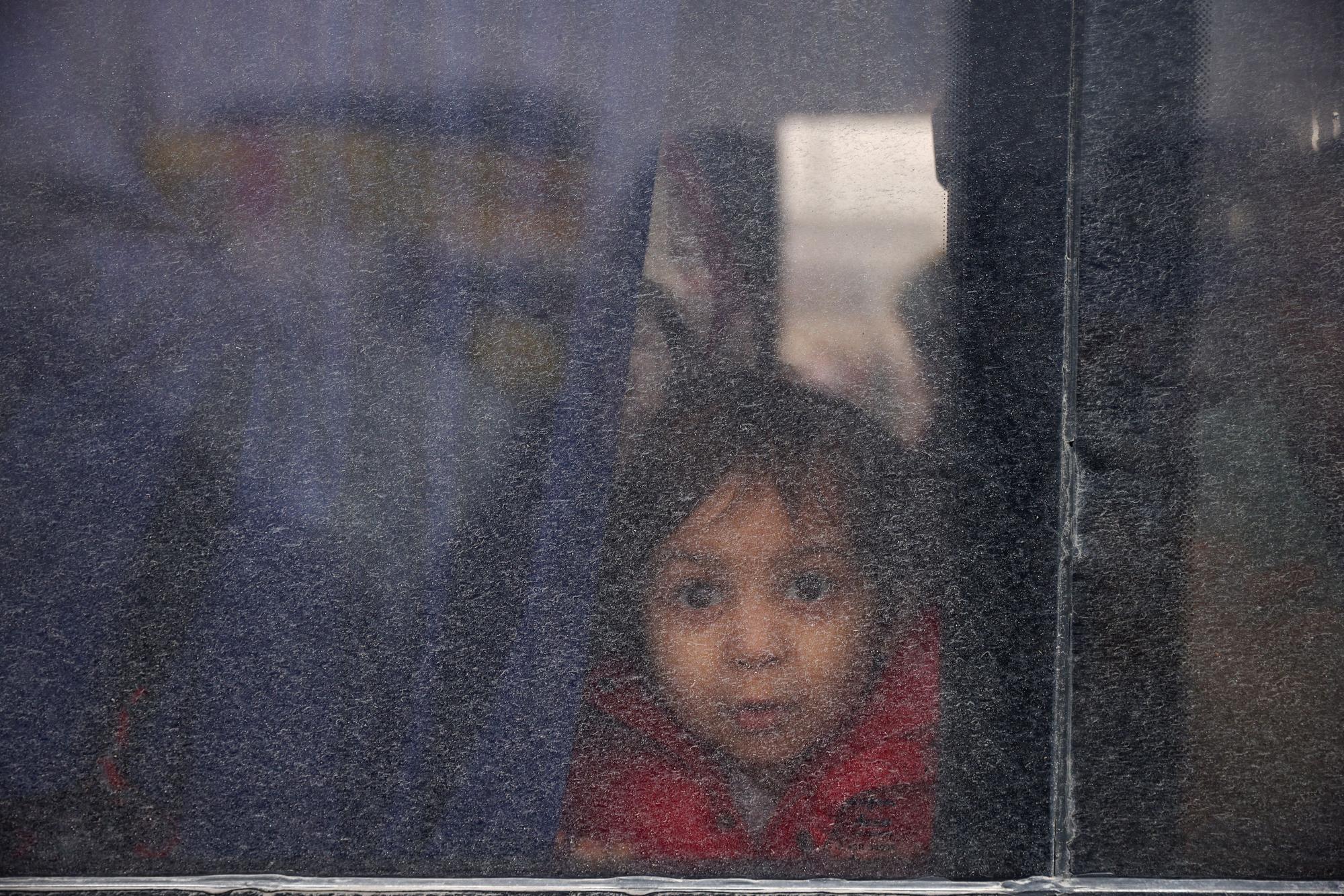 Un niño deja Lviv, en Ucrania.