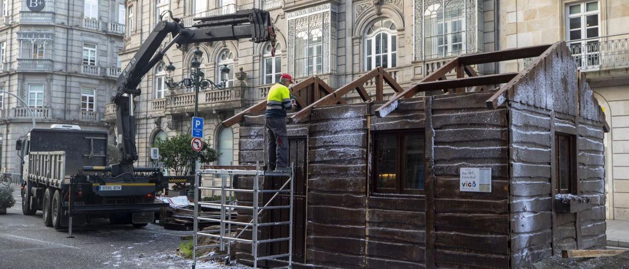 Los operarios comienzan a desmontar las atracciones navideñas. Casi tres meses ha durado la Navidad de este año en Vigo. Fue el 20 de noviembre cuando el Concello programó el encendido y, ayer, comenzaron las operaciones de desmontaje. Un trabajo arduo que devolverá a los almacenes toda la infraestructura navideña hasta el noviembre que viene. La Alcaldía, dirigida por Abel Caballero, ha explicitado que “ya trabaja en la siguiente” y ha hecho cábalas con “los millones de luces” con los que sorpenderá a los vigueses en las próximas fiestas. | RICARDO GROBAS