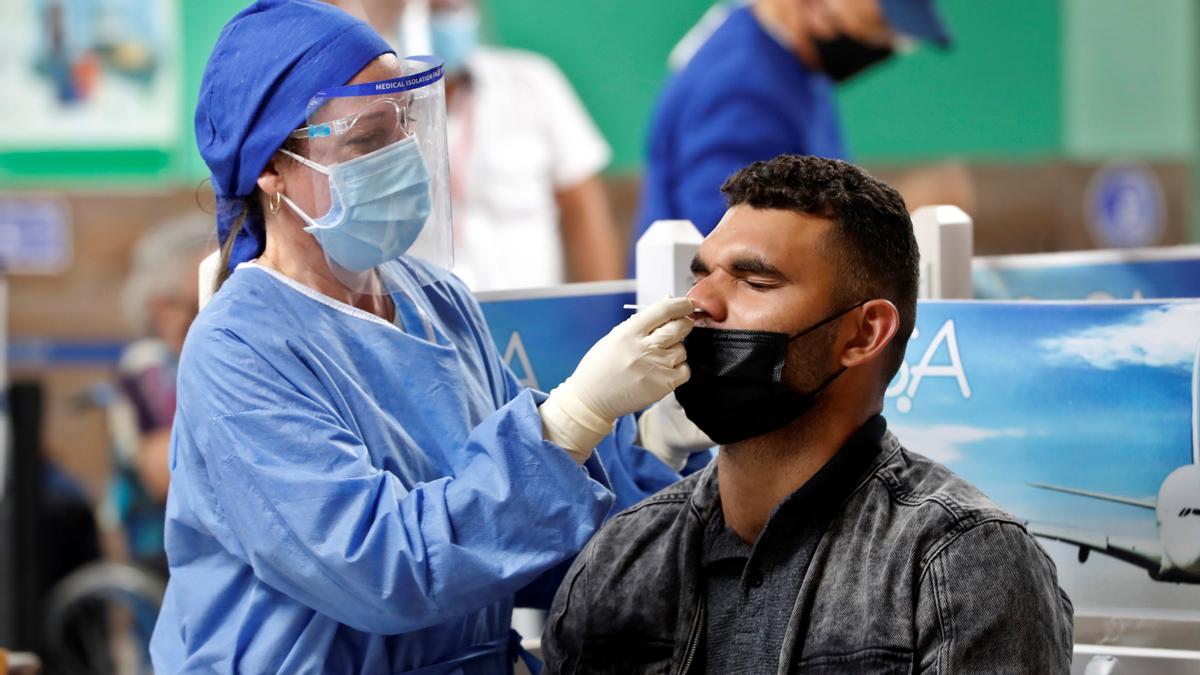 Una sanitaria realizando una prueba de PCR.