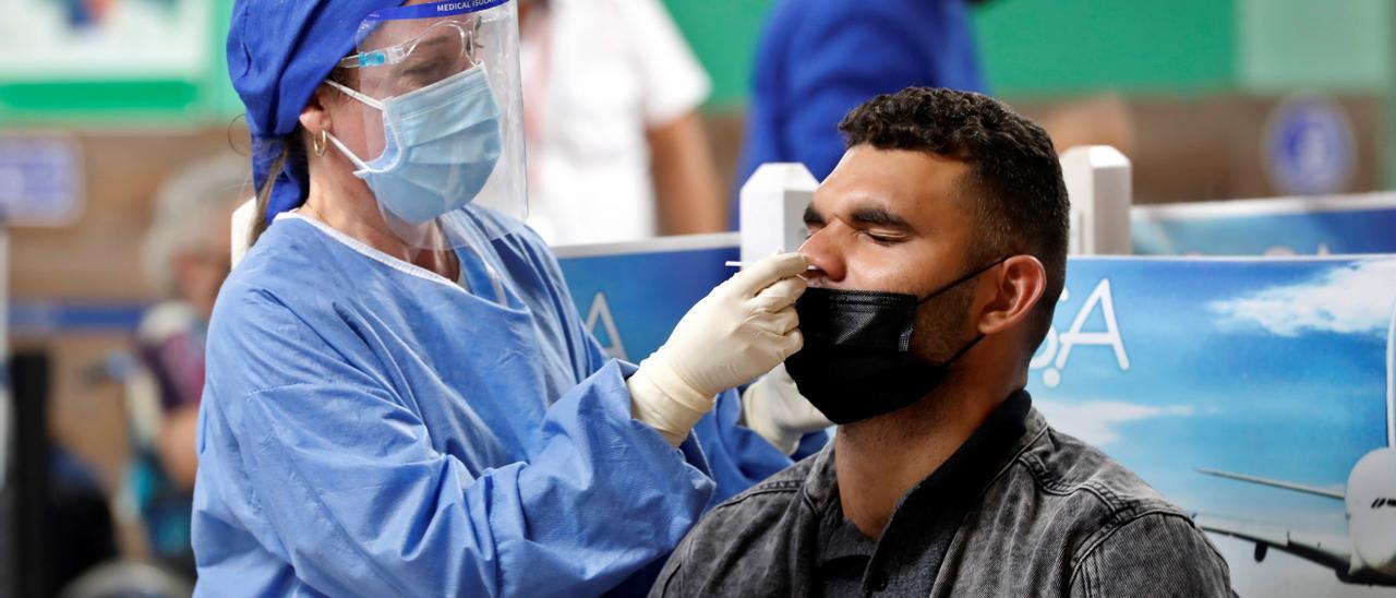 Una sanitaria realizando una prueba de PCR.