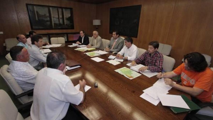 Representantes de la Junta y de los sindicatos agrarios durante la reunión celebrada ayer para tratar el problema de los ataques del lobo al ganado.