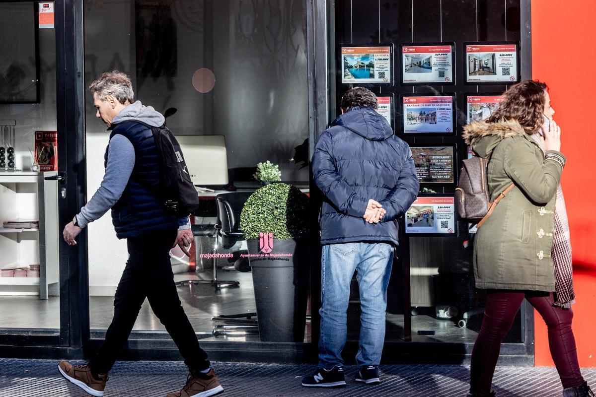 Entrada a la oficina de una empresa inmobiliaria.
