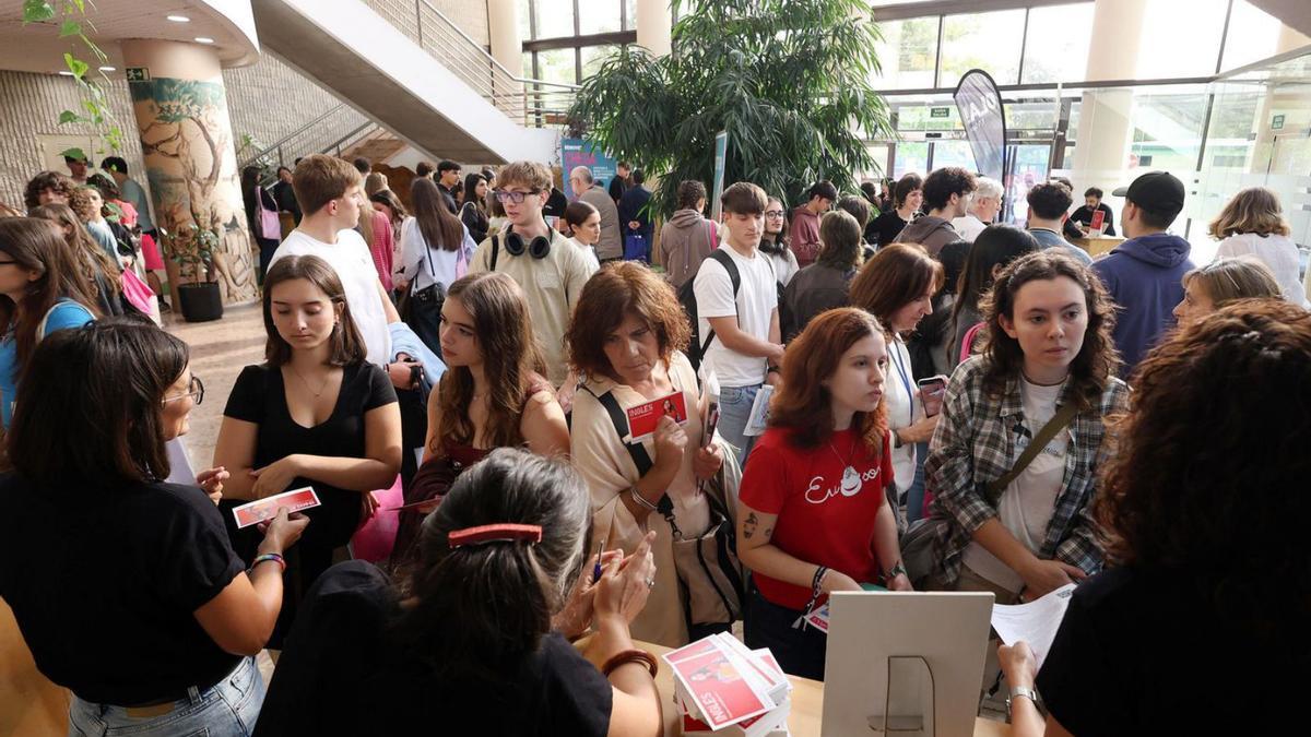 Los estudios, como los de estos alumnos en el campus, generan el 40% de las llegadas.