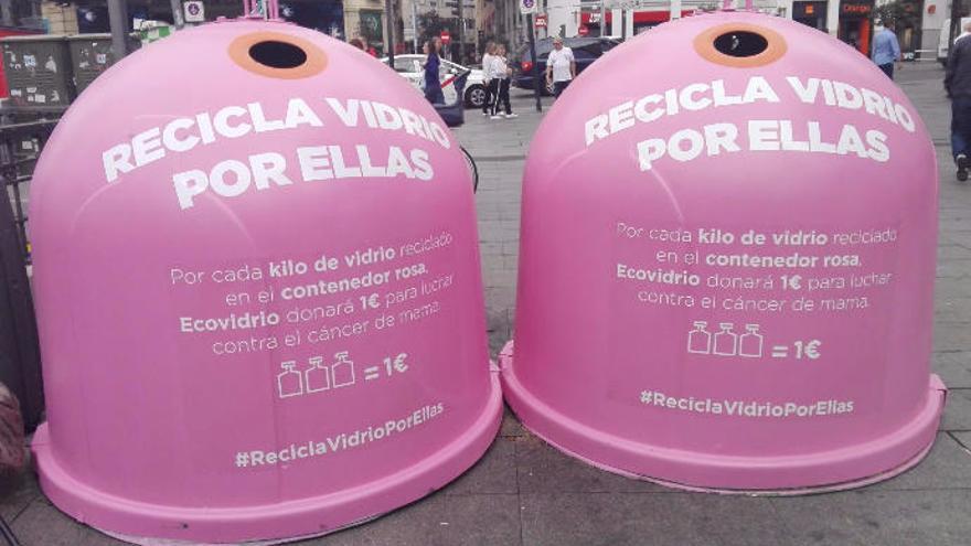 Contenedores de la campaña &#039;Recicla Vidrio por Ellas&#039;.