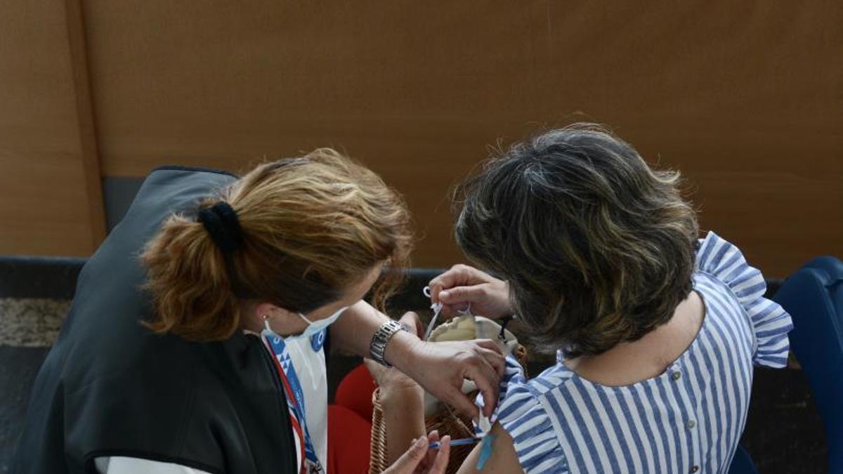 Una enfermera inocula una vacuna de Janssen a una mujer.