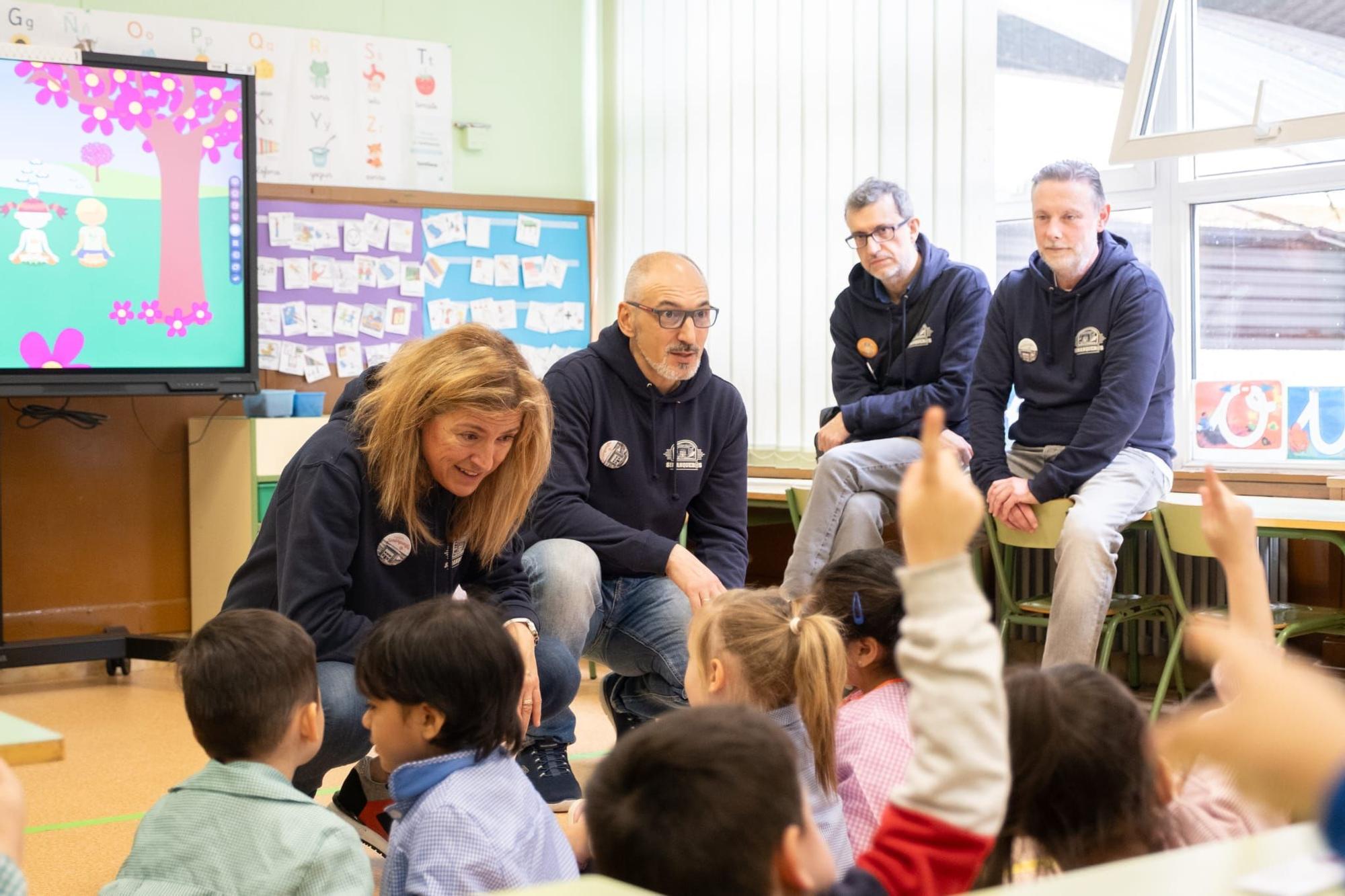 Antiguos alumnos de Los Campos, de visita en el colegio (en imágenes)