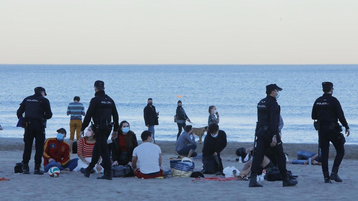 Buscan a un joven desaparecido en el agua de la playa de la Malva-rosa