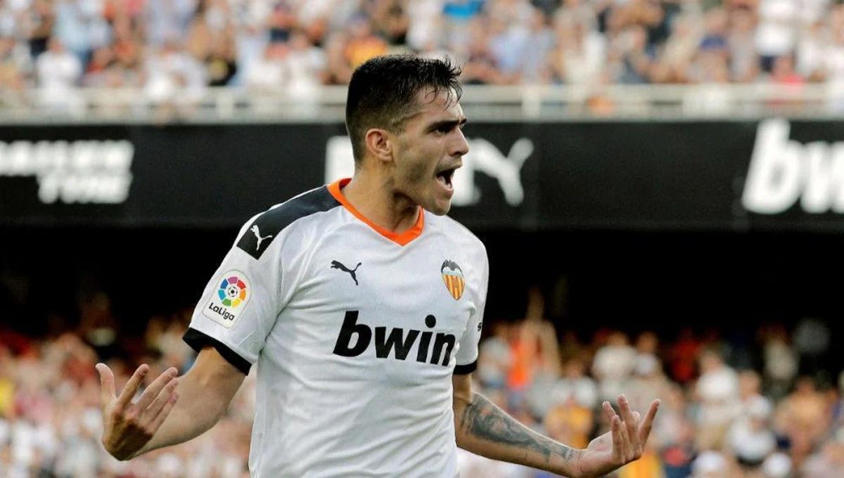 Maxi Gómez celebra un gol con el Valencia CF
