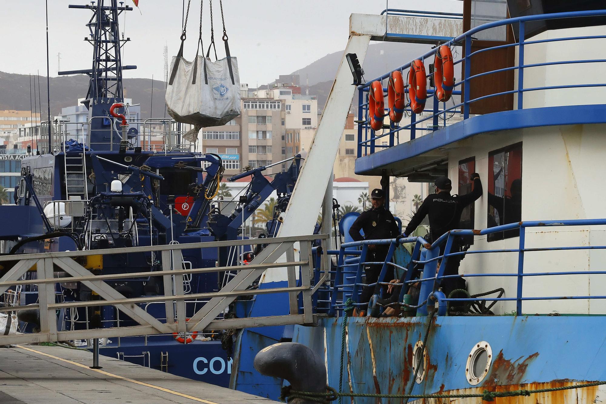 Trasladan a Gran Canaria a cinco detenidos en un pesquero con droga