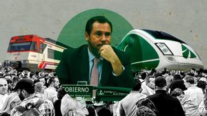 El ministro de Transportes, Óscar Puente, junto a dos trenes de Renfe.